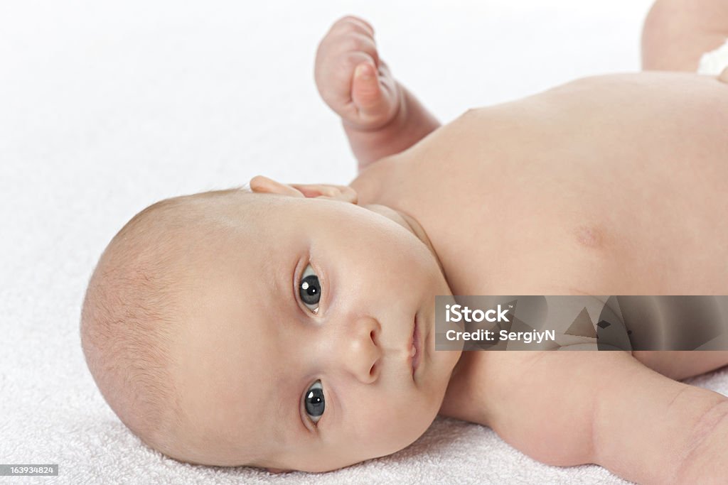 Petit garçon sur la serviette blanche - Photo de 0-11 mois libre de droits
