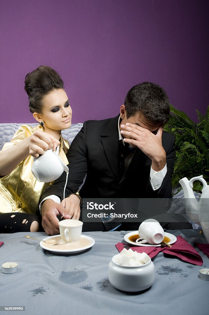 Mädchen Tropfen Milch in Kaffee der Mann - Lizenzfrei Kaffee - Getränk Stock-Foto