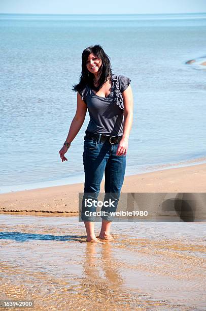 Mädchen Am Strand Stockfoto und mehr Bilder von Aktiver Lebensstil - Aktiver Lebensstil, Attraktive Frau, Badeanzug