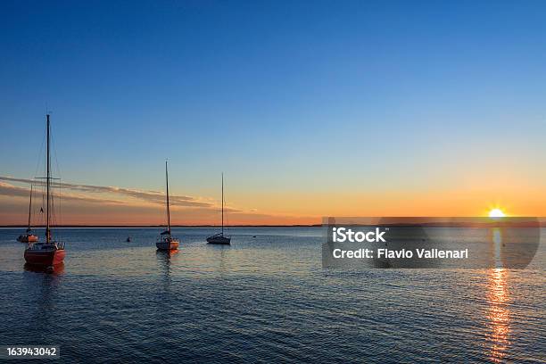 Lago De Garda Al Atardecer Italia Foto de stock y más banco de imágenes de Agua - Agua, Aire libre, Amarrado