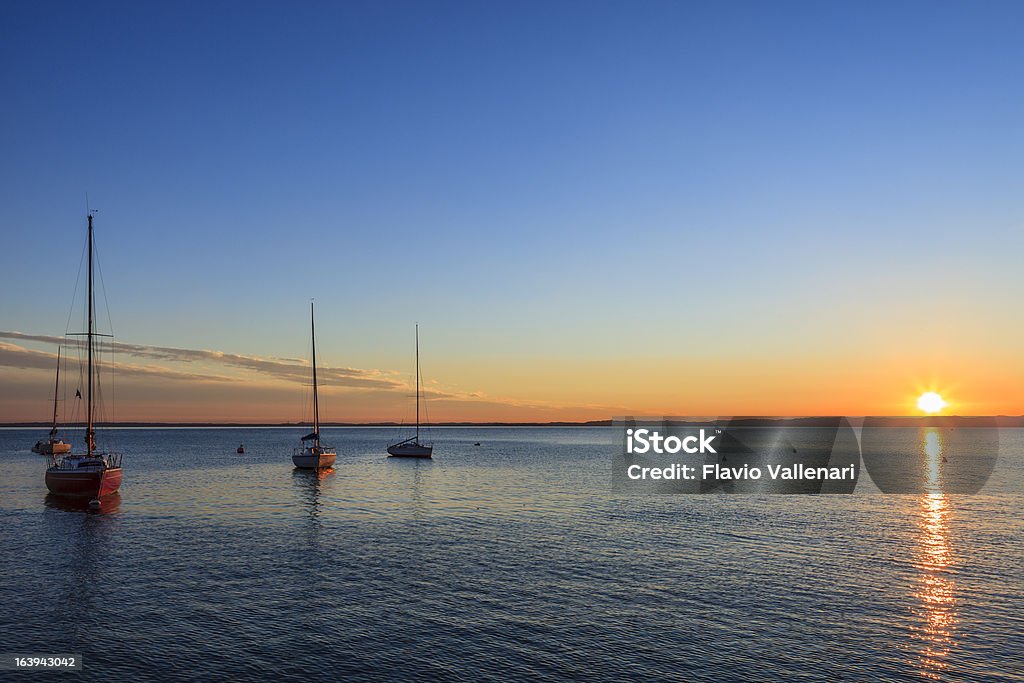 Lago de Garda ao pôr do sol, Itália - Foto de stock de Atracado royalty-free