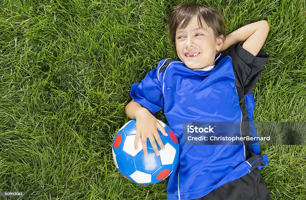 Menina tomando uma pausa de futebol - Foto de stock de Criança royalty-free
