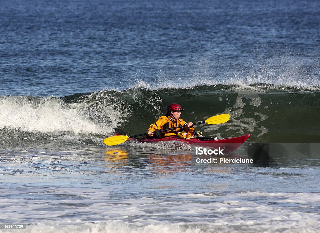 Surfen Sie mit dem Kajak auf dem Meer - Lizenzfrei Abenteuer Stock-Foto