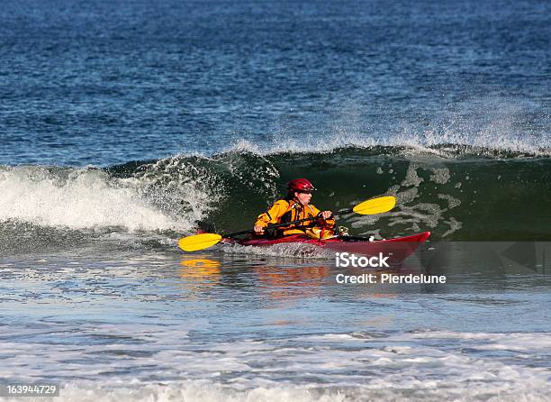 Surfen Sie Mit Dem Kajak Auf Dem Meer Stockfoto und mehr Bilder von Abenteuer - Abenteuer, Aktivitäten und Sport, Atlantik