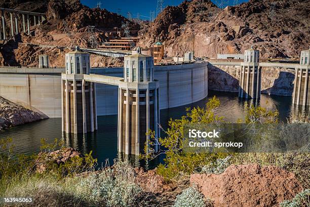 Diga Di Hoover Aspirazione Towers - Fotografie stock e altre immagini di Acqua - Acqua, Ambientazione esterna, Architettura