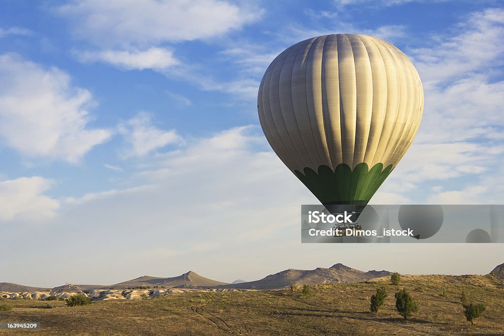 Heißluftballon fliegt über Kappadokien, Türkei - Lizenzfrei Flamme Stock-Foto