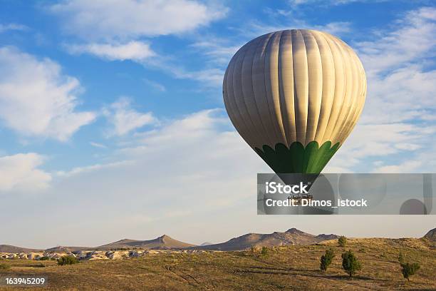 Balão Voar Sobre Capadócia Turquia - Fotografias de stock e mais imagens de Balão de ar quente - Balão de ar quente, Chama, Cor verde