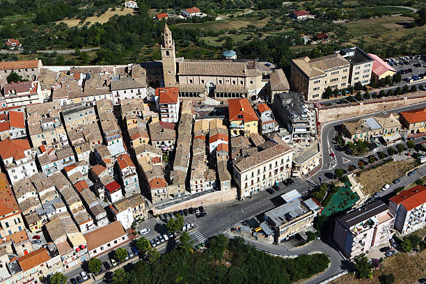 città sant'angelo a partir de cima - house aerial view church pescara imagens e fotografias de stock