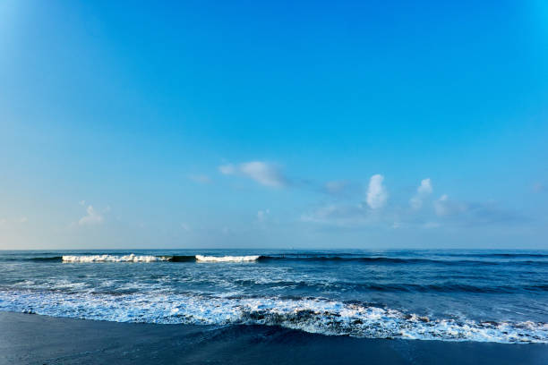 crashing waves, splashing, rushing, motion