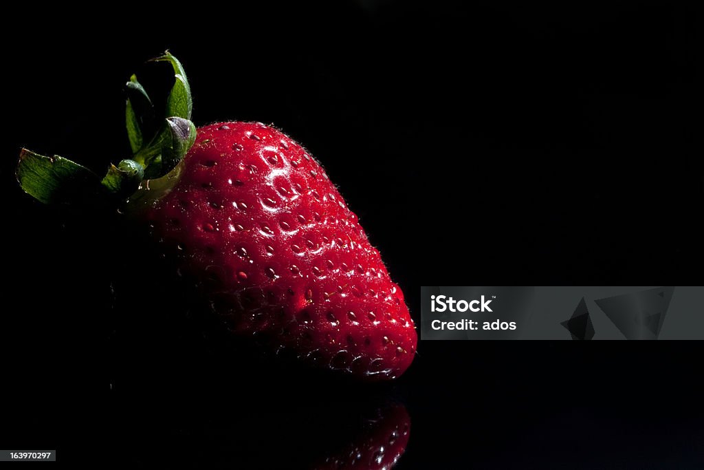 Strawberry Einzelzimmer mit Tropfen, isoliert auf Schwarz - Lizenzfrei Clipping Path Stock-Foto