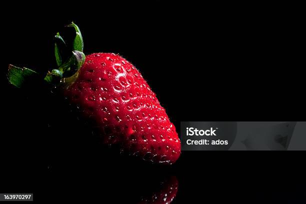 Strawberry Einzelzimmer Mit Tropfen Isoliert Auf Schwarz Stockfoto und mehr Bilder von Clipping Path