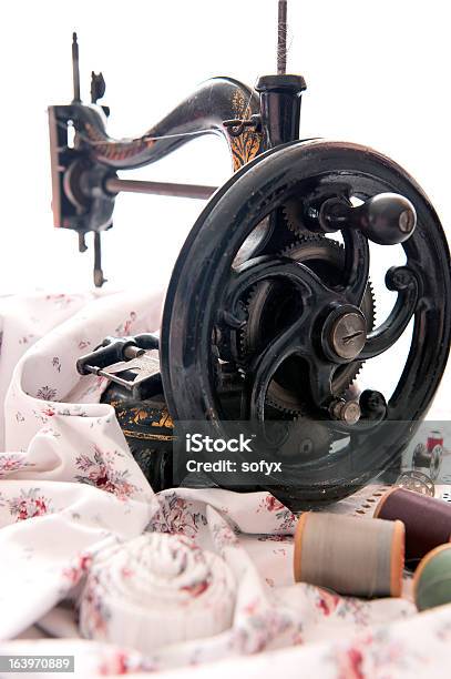 Anticuario Máquina De Coser Foto de stock y más banco de imágenes de Alfiler - Alfiler, Algodón - Textil, Anticuado