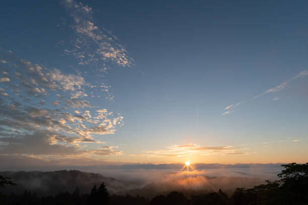 der sonnenaufgang über den südalpen und das wunderschöne wolkenmeer - sunrise tranquil scene blue plateau stock-fotos und bilder