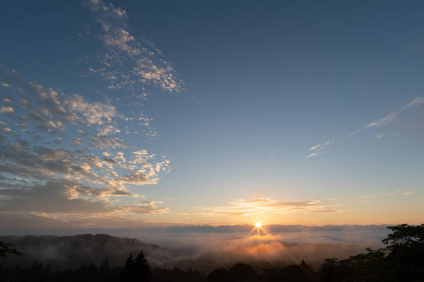南アルプスの日の出と美しい雲海 - 朝日 ストックフォトと画像
