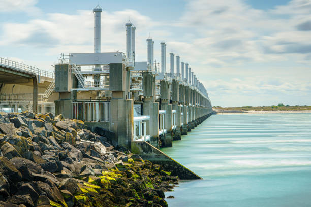 Barreira contra tempestade 'Delta werken' Oosterschelde nas proximidades de Neeltje Jans, nos Países Baixos - foto de acervo