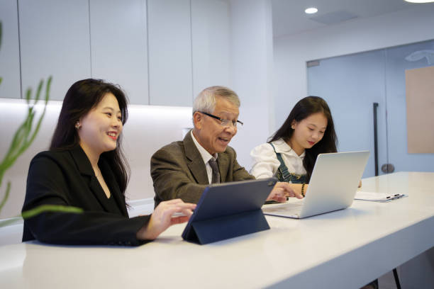 istock Company employees who are communicating 1639881328
