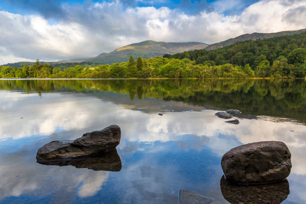 coniston water reflections, lake district - old man of coniston foto e immagini stock