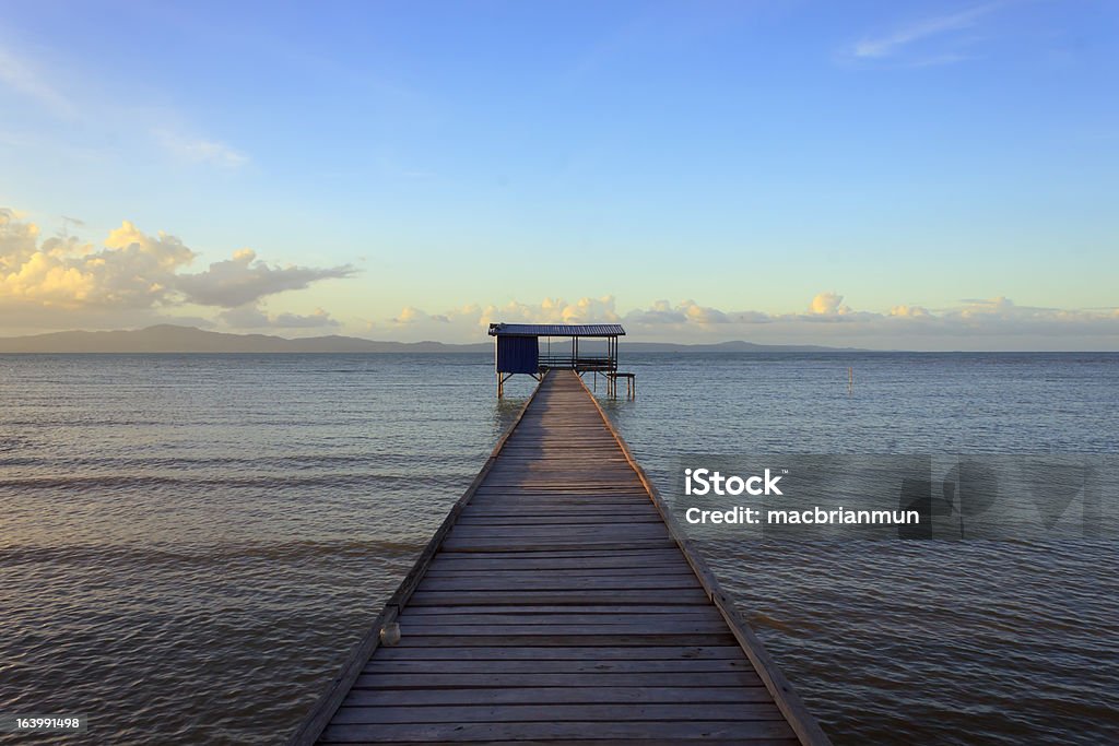 Embarcadero en el mar en medio de Borneo, Sabah, Malasia - Foto de stock de Agua libre de derechos