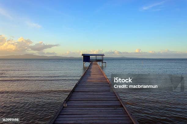 Embarcadero En El Mar En Medio De Borneo Sabah Malasia Foto de stock y más banco de imágenes de Agua