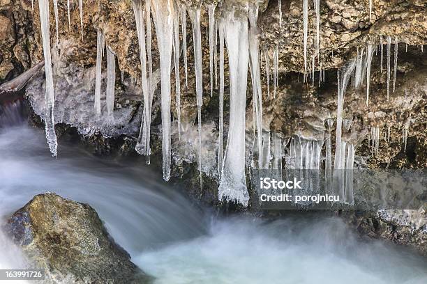 Pequeña Catarata En Invierno Foto de stock y más banco de imágenes de Agua - Agua, Aire libre, Corriente de agua - Agua