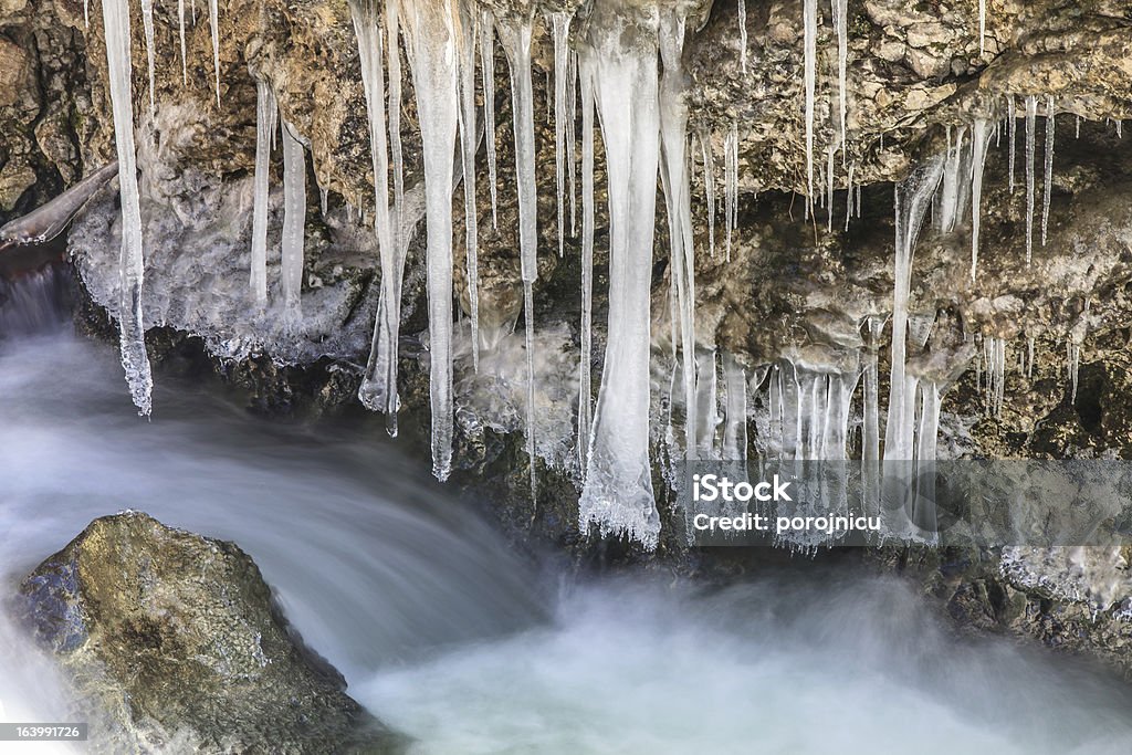 Piccola cascata in inverno - Foto stock royalty-free di Acqua