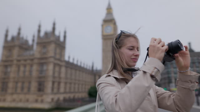 Teenage girl sightseeing London, United Kingdom