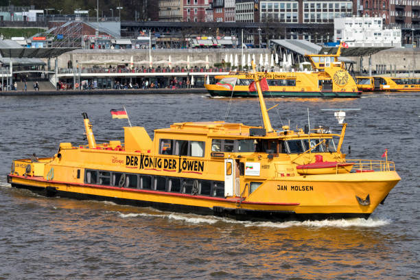 hadag ferry 'jan molsen' frente a los muelles de st. pauli - the lion king musical fotografías e imágenes de stock