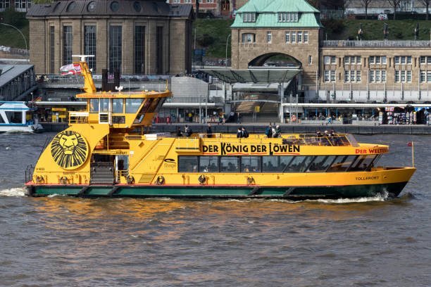 típico ferry hadag en forma de hierro plano 'tollerort' frente a los muelles de st. pauli - the lion king musical fotografías e imágenes de stock