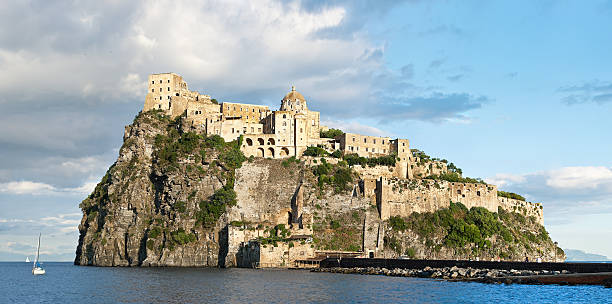 パノラマに広がる眺めをもつメディバル aragonese 城、イスキア島－イタリア - ischia island campania nautical vessel harbor ストックフォトと画像