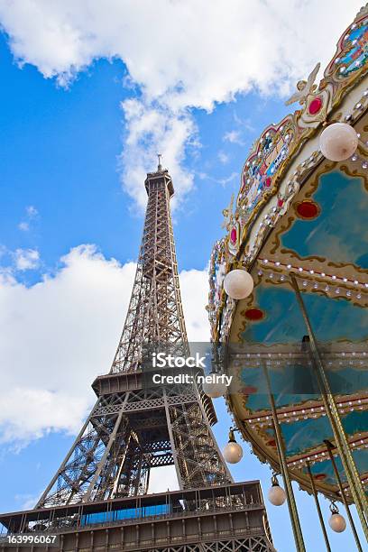 Carrossel Com A Torre Eiffel Paris - Fotografias de stock e mais imagens de Alto - Descrição Física - Alto - Descrição Física, Antiguidade, Ao Ar Livre