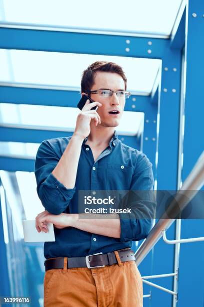 Vuelo Antes De Foto de stock y más banco de imágenes de Hombres - Hombres, Teléfono, Aeropuerto