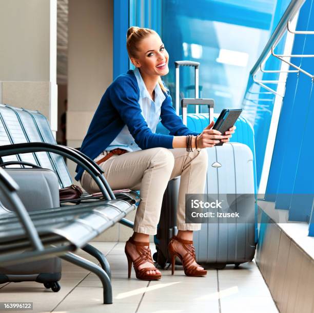 À Espera Que O Plano - Fotografias de stock e mais imagens de Aeroporto - Aeroporto, Mala, Mulheres