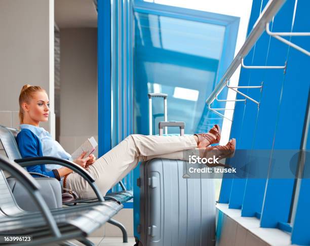 Warten Auf Dem Flug Stockfoto und mehr Bilder von Blick durchs Fenster - Blick durchs Fenster, Eine Frau allein, Flughafen