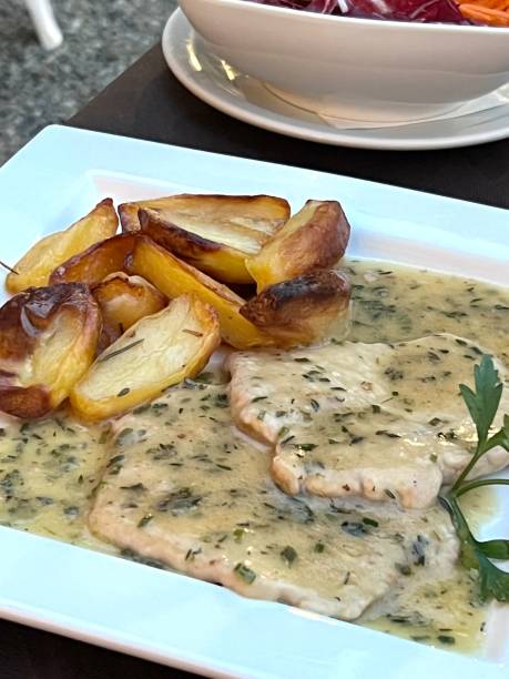 veal escalopes in white wine with roasted potatoes - veal piccata imagens e fotografias de stock