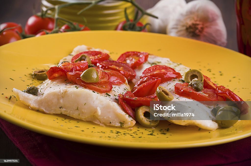Ryba z pomidorów wiśniowych i oliwek. - Zbiór zdjęć royalty-free (Bez ludzi)