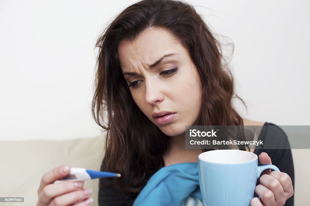 Sick mujer medir la temperatura corporal - Foto de stock de Adulto libre de derechos