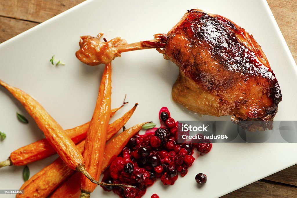 Coxa de pato assado com legumes caramelizados e currannt geleia. - Foto de stock de Cenoura royalty-free