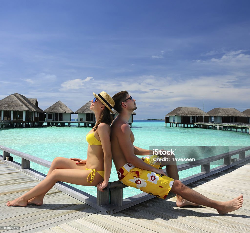 Couple sur une jetée de la plage aux Maldives - Photo de Adulte libre de droits