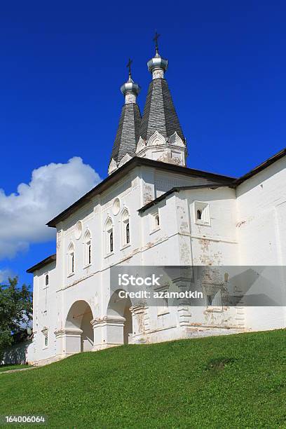 Foto de Entrada Para O Monastério Ferapontov e mais fotos de stock de Arco - Característica arquitetônica - Arco - Característica arquitetônica, Cristianismo, Cruz - Objeto religioso