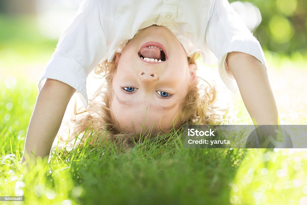 Dziecko na wiosnę park - Zbiór zdjęć royalty-free (Biały)