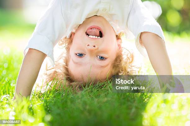 Ребенок В Весенний Парк — стоковые фотографии и другие картинки Белый - Белый, Вверх ногами, Веселье