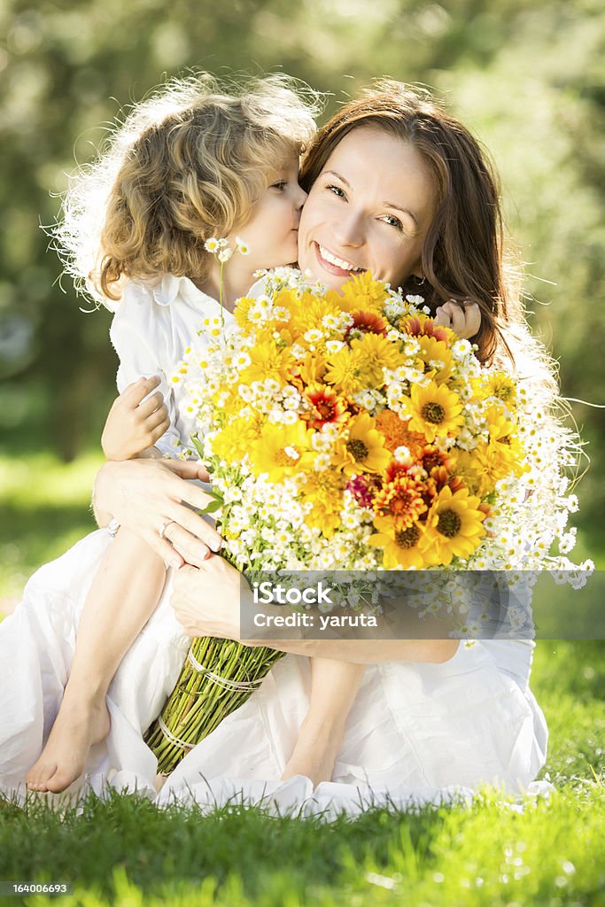 Женщина и ребенок держит Букет цветов - Стоковые фото Белый роялти-фри