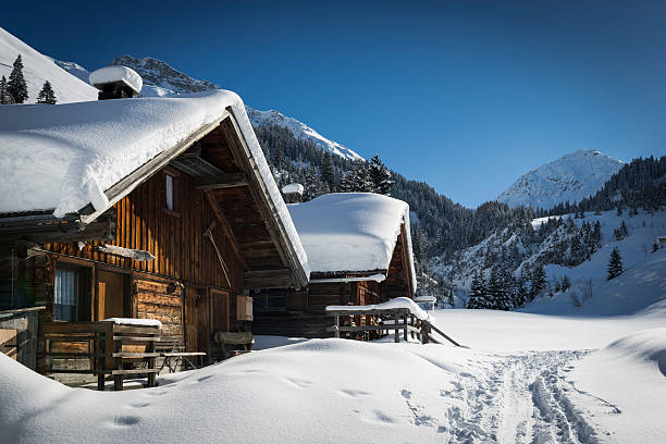 case in legno su austrian montagne - hut winter snow mountain foto e immagini stock