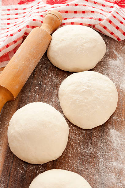 作るピザ - dough ストックフォトと画像