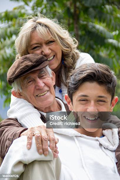 Foto de Avós E Neto e mais fotos de stock de Idosos Ativos - Idosos Ativos, Abraçar, Adulto