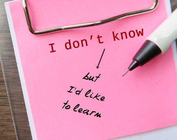 istock Pink handwritten note I DON'T KNOW, adding BUT I'D LIKE TO LEARN, concept of being curious, admit that you dont know something but be ready to learn more about it 1640107896