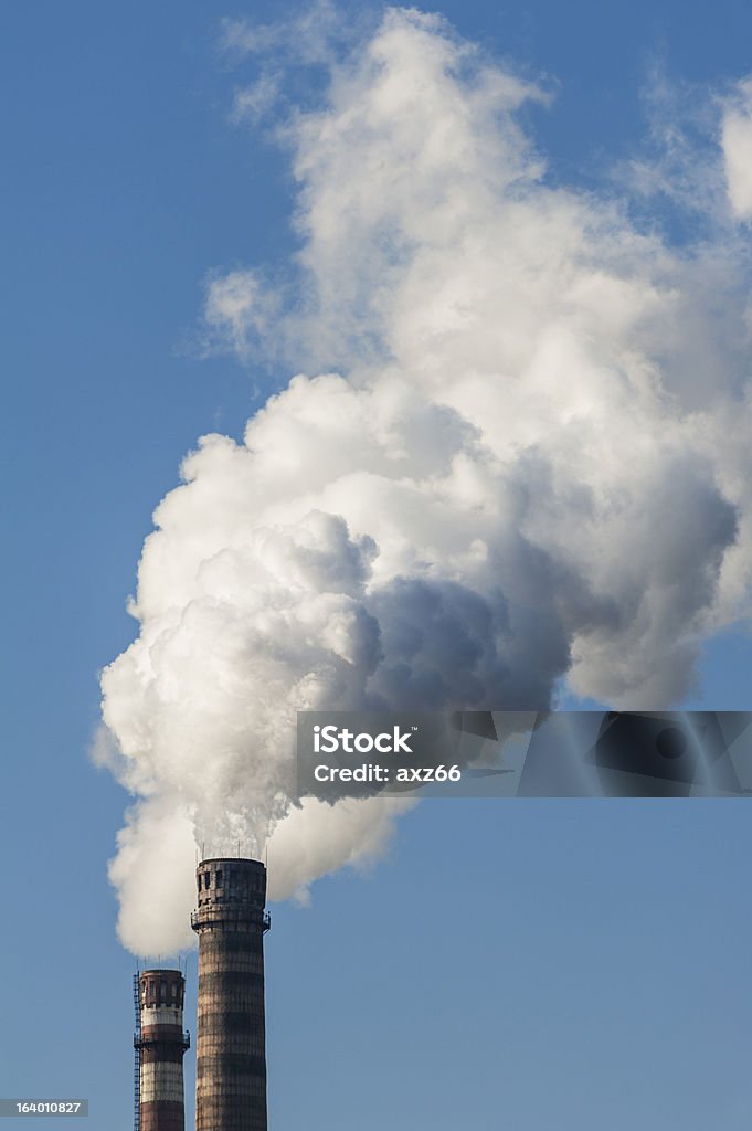 Beaucoup de blanc fumée versé de la cheminée. - Photo de Blanc libre de droits