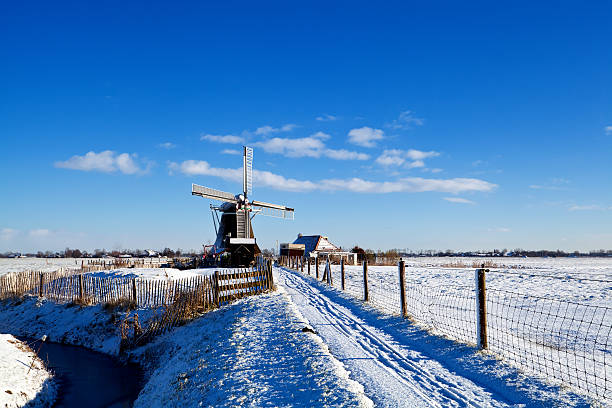 holenderski wiatrak w śniegu - netherlands windmill farm farmhouse zdjęcia i obrazy z banku zdjęć