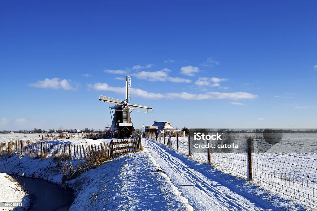 Голландский ветряная мельница в снегу - Стоковые фото Зима роялти-фри