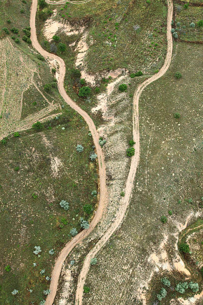 vue aérienne de la voie - road long dirt footpath photos et images de collection